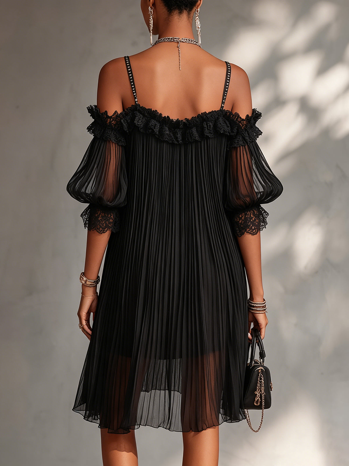 LEONIA | VESTIDO MINI NEGRO, HOMBROS DESCUBIERTOS, RIBETE DE ENCAJE