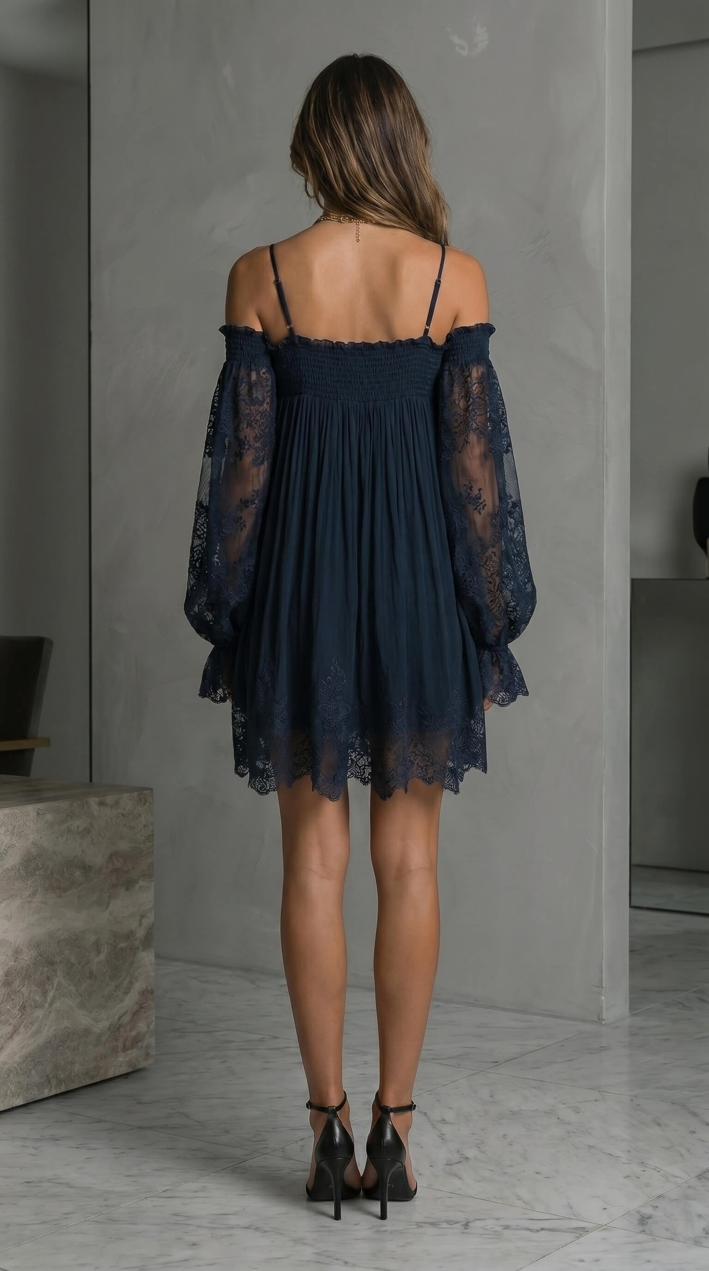 NOEMI ∙ VESTIDO MINI DE GASA CON HOMBROS DESCUBIERTOS Y BORDE DE ENCAJE