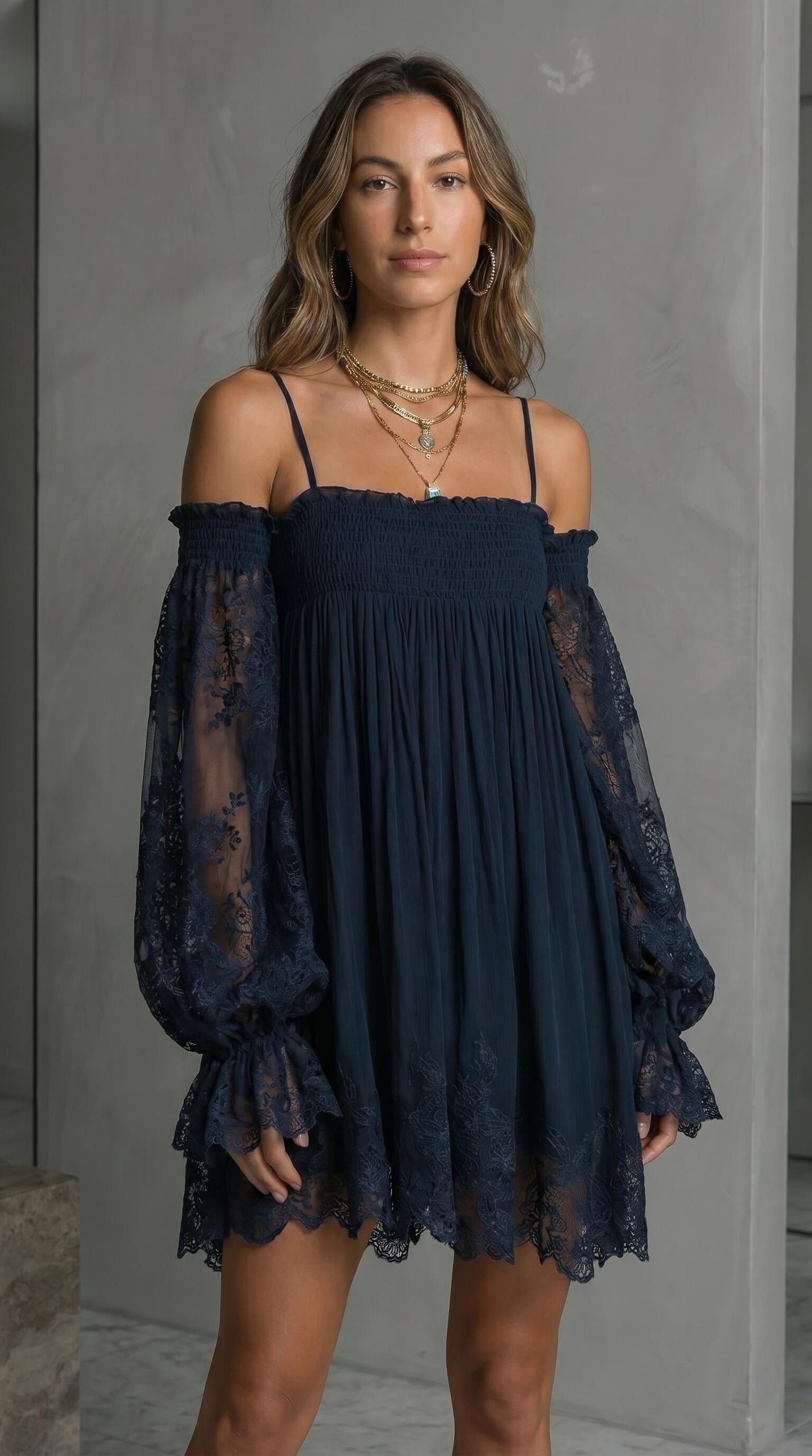 NOEMI ∙ VESTIDO MINI DE GASA CON HOMBROS DESCUBIERTOS Y BORDE DE ENCAJE