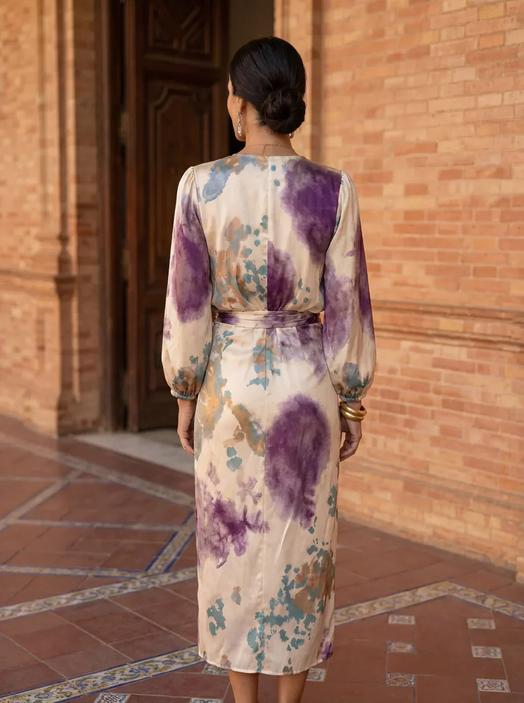 VALERIA · VESTIDO ELEGANTE CON CORTE EN V