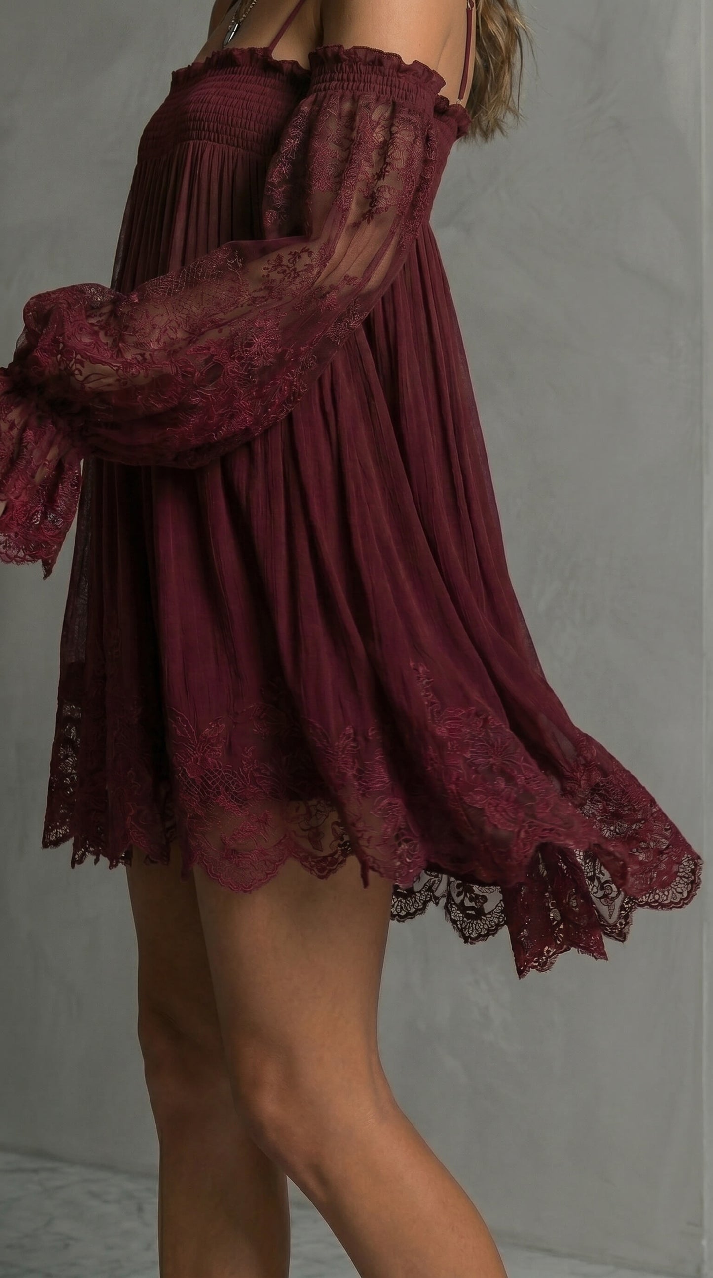 NOEMI ∙ VESTIDO MINI DE GASA CON HOMBROS DESCUBIERTOS Y BORDE DE ENCAJE