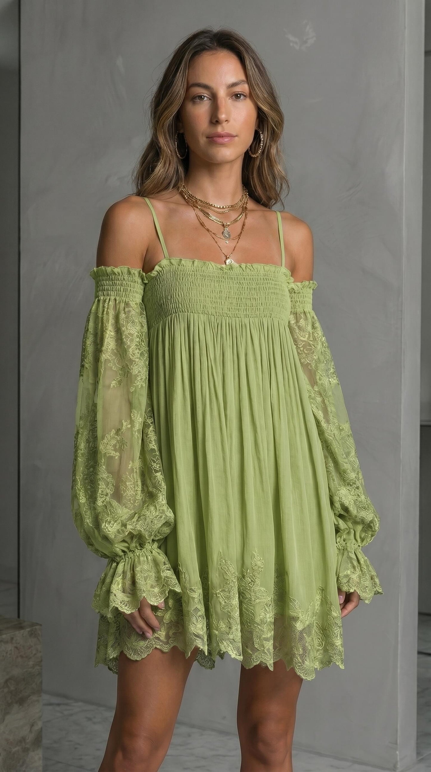 NOEMI ∙ VESTIDO MINI DE GASA CON HOMBROS DESCUBIERTOS Y BORDE DE ENCAJE