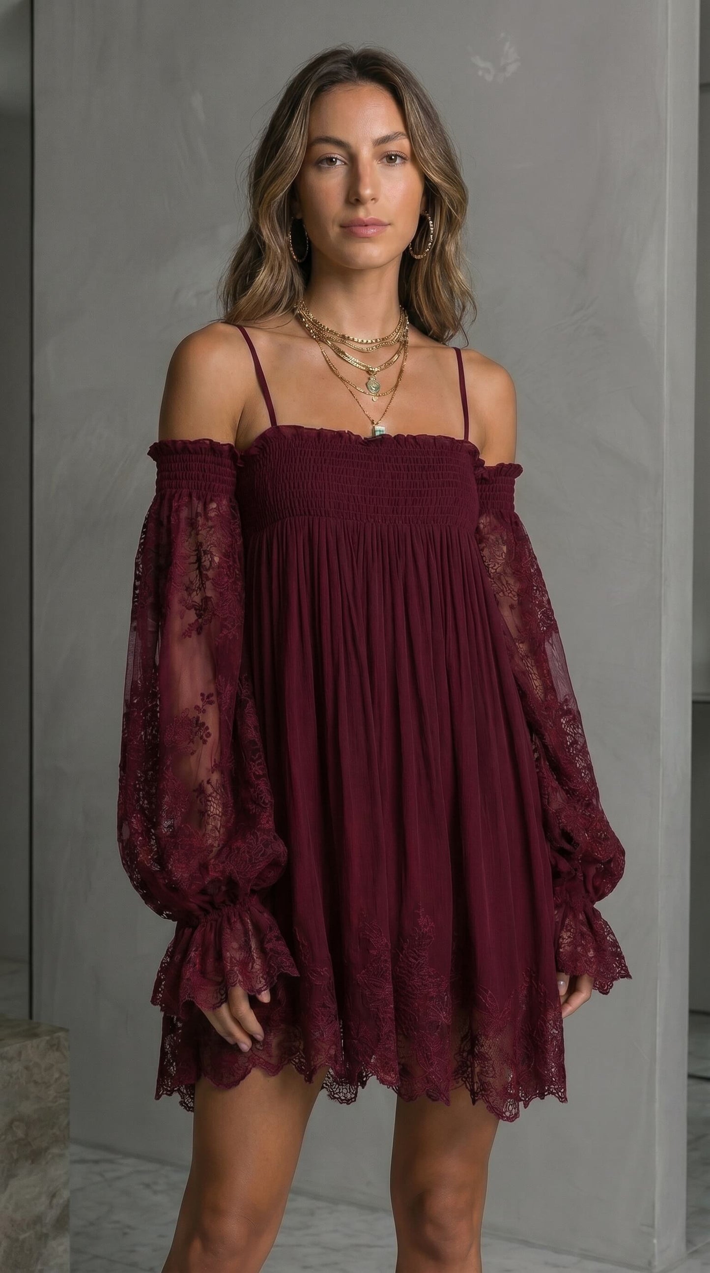 NOEMI ∙ VESTIDO MINI DE GASA CON HOMBROS DESCUBIERTOS Y BORDE DE ENCAJE